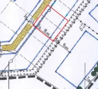 Grundstücksplan mit rotem Baukörper-Umriss auf Geländeplan.
