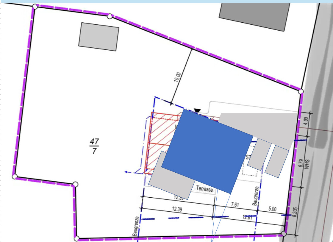 Lageplan: Grundstück mit lila Umrandung, blauem Gebäudeteil, Terrasse, Baugrenze und Maßlinien.