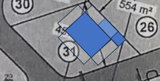 Parzellenplan mit nummerierten Parzellen; zentrale blaue, überlappte Quadrate.