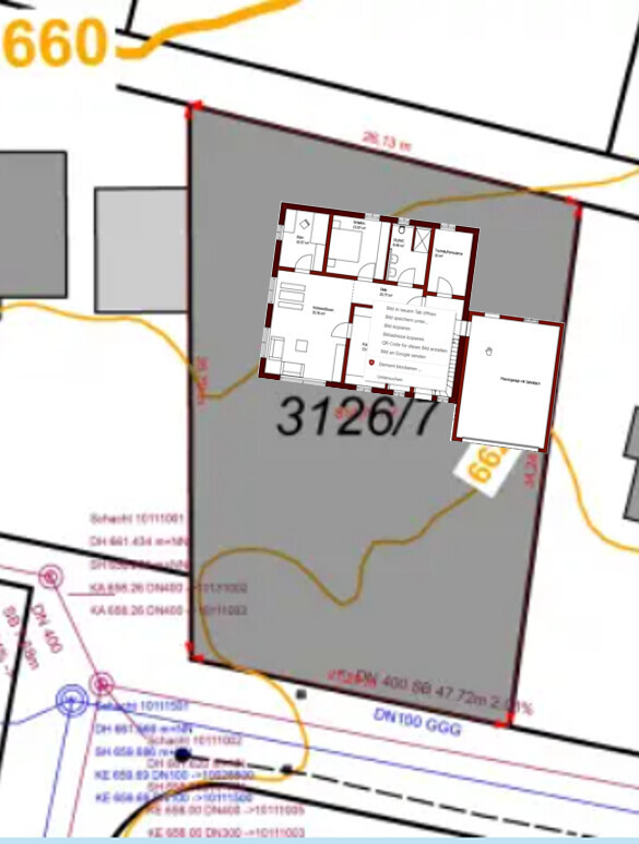 Grundstück mit grauer Parzelle; eingefügter Haus-Grundriss mit Innenräumen.