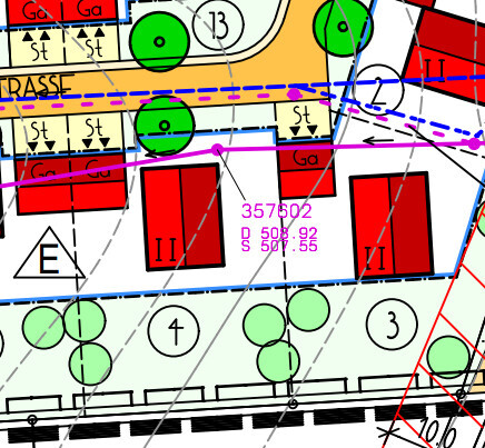 Lageplan eines Baugrundstücks mit Gebäudeflächen, Straßenlinien und Bäumen.
