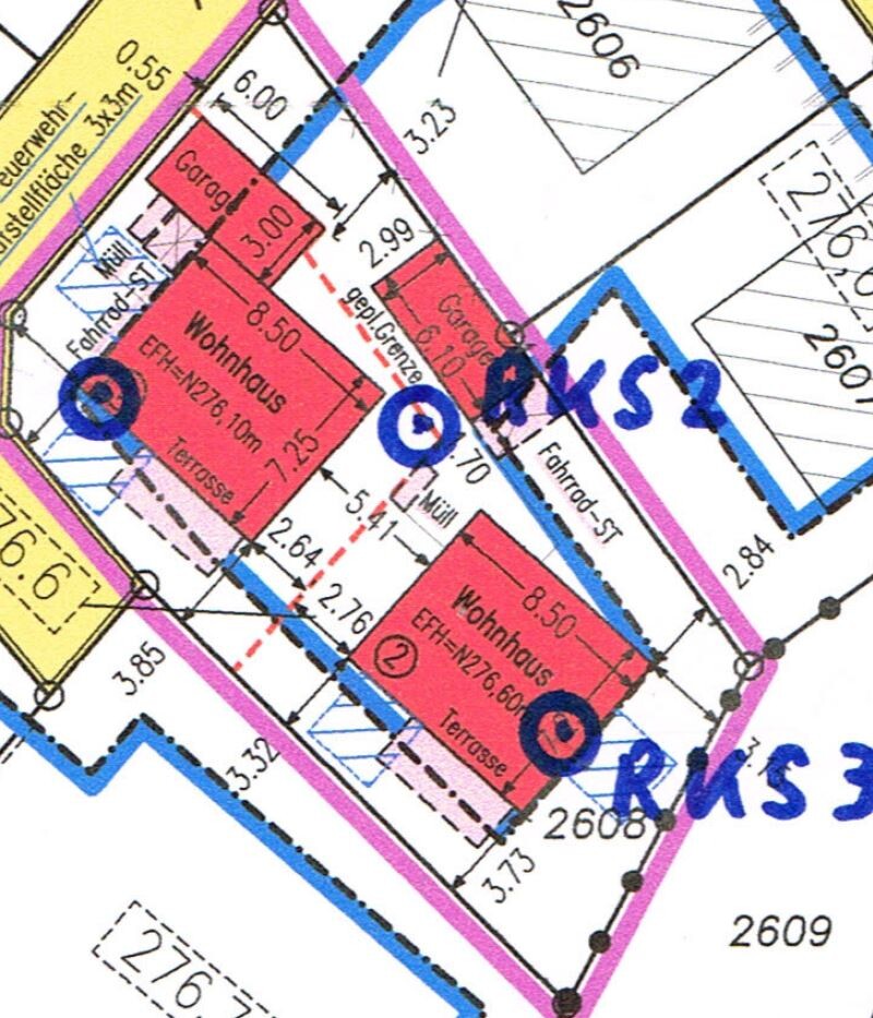 Lageplan eines Grundstuecks: rote Wohnhaeuser, Garagen, Terrassen, farbige Grenzlinien.