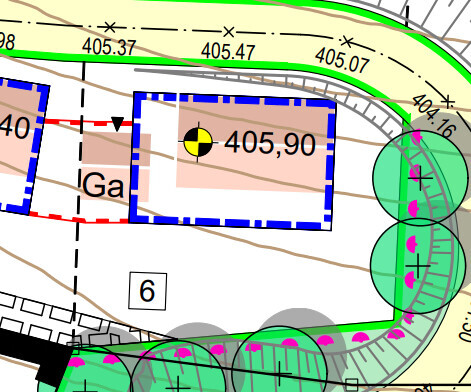Lageplan eines Baugrundstücks mit blau umrandetem Gebäude, Grünflächen und Wegen.