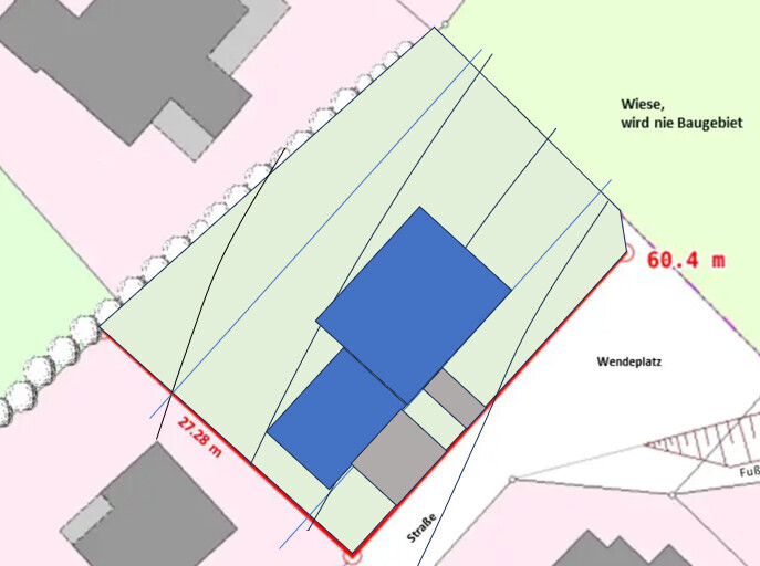 Lageplan: blaue Gebäude, rote Umrandung, Straße unten, Wendeplatz rechts, Grünflächen.