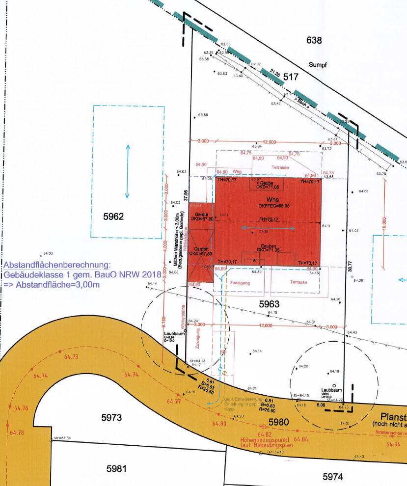 Lageplan eines Baugrundstücks: rotes Gebäude, gelber Wegverlauf und blaue Flächen.