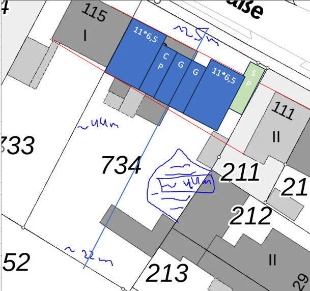 Lageplan mit Parzellen 734, 211, 212, 213; blaue Gebäudezeile C G G; rote Grenze; grüne Box S
