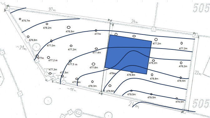 Grundriss eines Grundstücks mit blauem rechteckigem Pool, Kurvenlinien und Messpunkten.