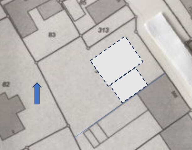 Lageplan eines Baugrundstücks mit einem blauen Pfeil, einer blauen Linie und gestrichelten Rechtecken.