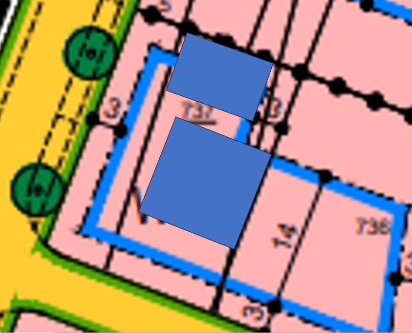 Kartenausschnitt: pinkfarbene Parzellen mit blauen Umrissen, Straße links, zwei blaue Quadrate.