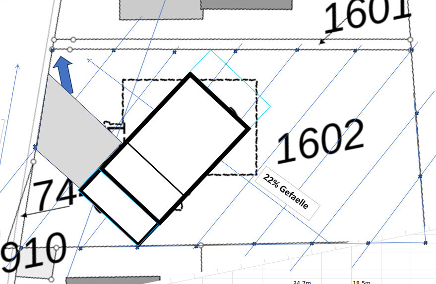 Lageplan eines Grundstücks mit schrägem Gebäudeumriss auf Parzelle 1602; 22% Gefälle.