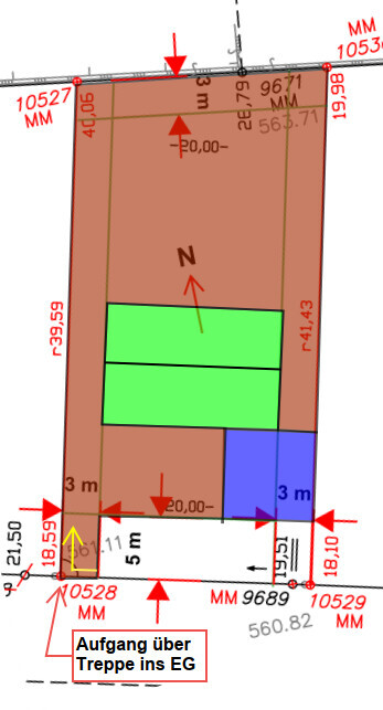 Lageplan eines Grundstücks mit brauner Fläche, grünen Bereichen, blauem Bauteil, Treppenaufgang ins EG