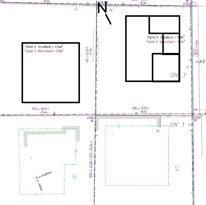 Lageplan: zwei Gebäude; links ein großes Quadrat, rechts ein Gebäude mit Innenräumen; Nordpfeil.