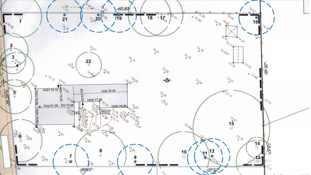 Lageplan eines Baugrundstücks mit Gebäudefläche, Bäumen und Baumschutzkreisen