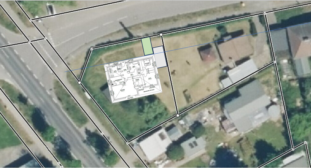 Luftbild eines Grundstücks mit überlagertem Hausgrundriss.