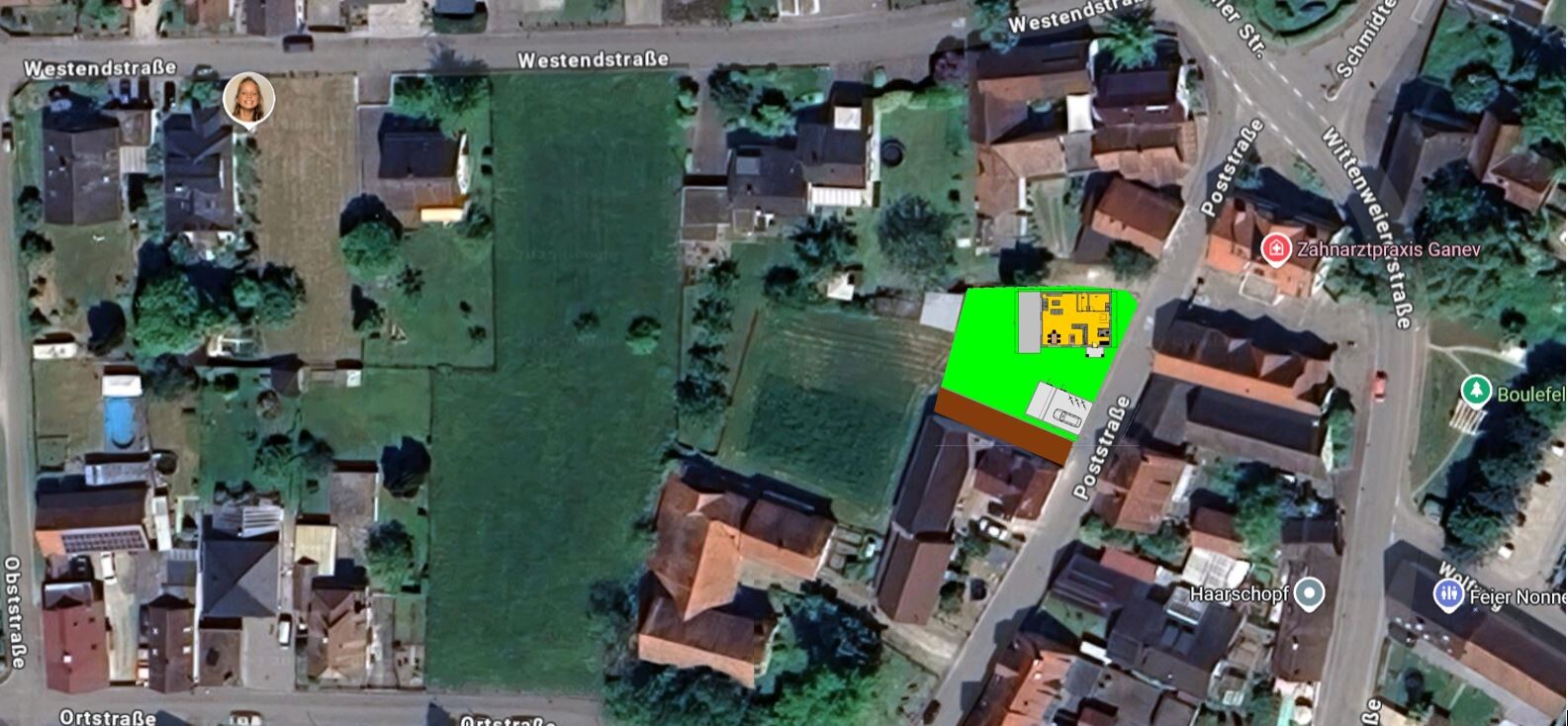 Satellitenaufnahme eines Baugrundstücks mit farbigem Plan-Overlay am Straßenrand