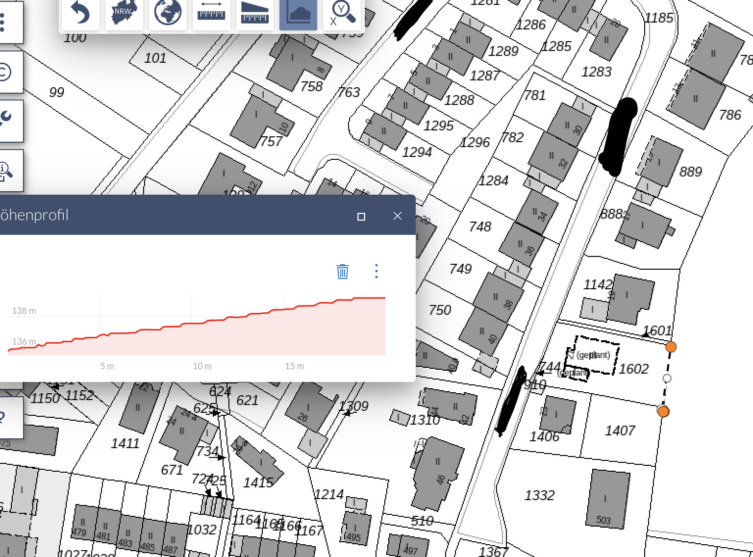Kartenansicht eines Wohngebiets mit Parzellen, Gebäuden und Straßen; Höhenprofil-Overlay.