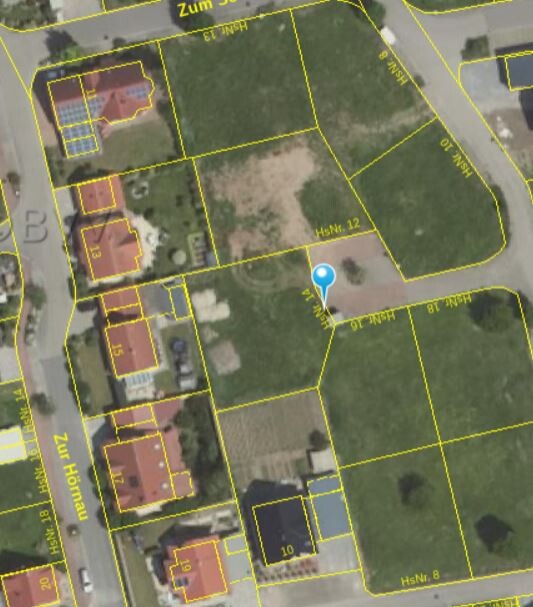 Satellitenbild eines Wohngebiets mit gelben Grundstuecksgrenzen und blauem Marker.