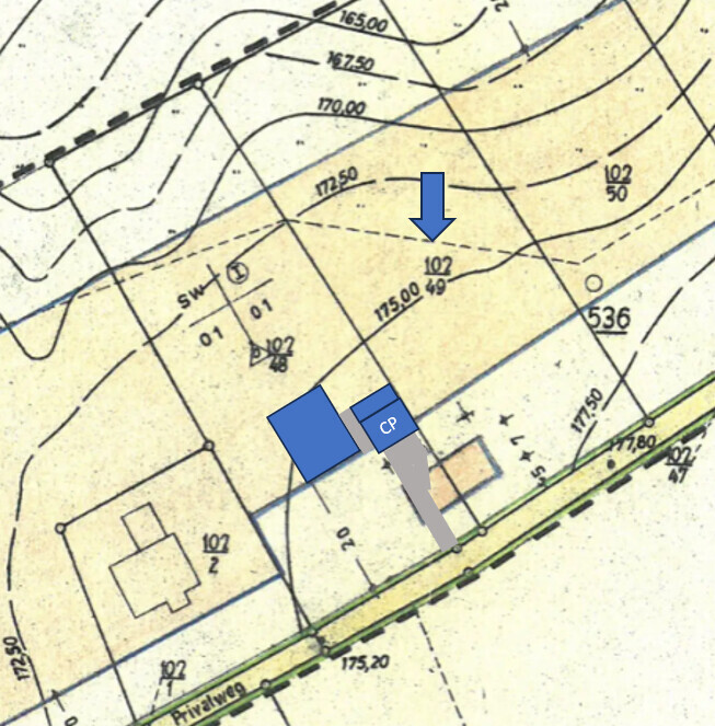 Lageplan eines Grundstücks mit Gebäuden und blau markierten Objekten