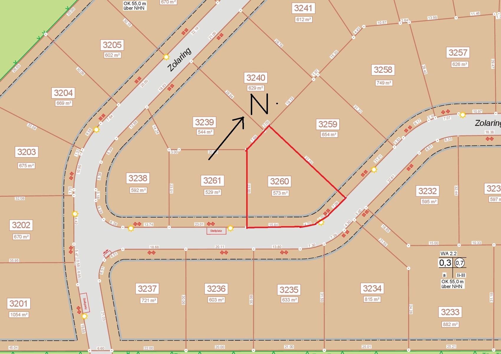 Lageplan eines Baugebiets mit Parzellen-Nummern, Straßennamen, roter Grenzlinie und Nordpfeil.