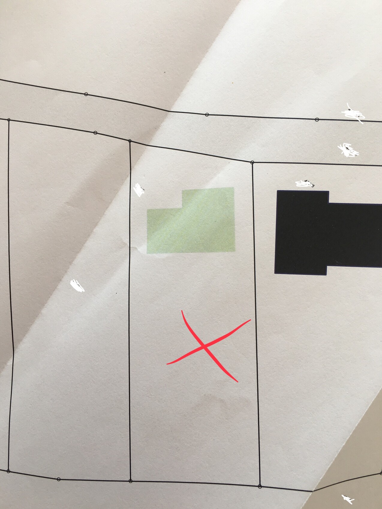 Lageplan eines Baugrundstücks mit Parzellenaufteilung und roter X-Markierung