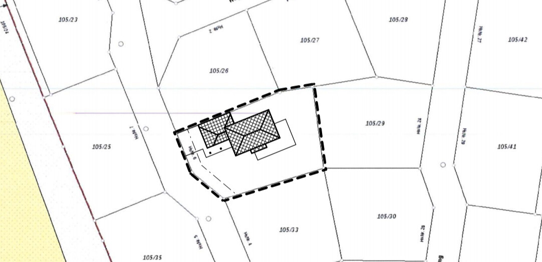 Lageplan: Grundstück mit zwei Gebäuden innerhalb gestrichelter Grenze (105/29).
