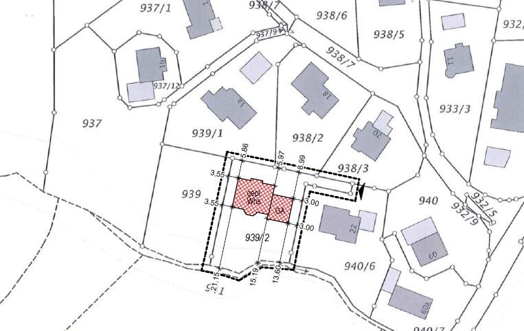 Lageplan eines Baugrundstücks mit Parzellen und roter Gebäudefläche