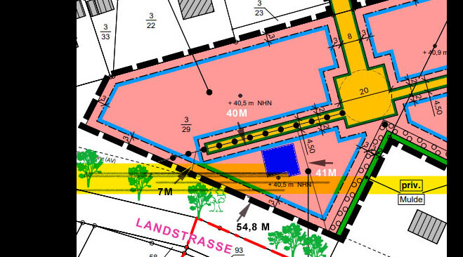Lageplan eines Grundstücks mit pinkem Gebäudebereich, blauem Rand, Straßenverlauf und Bäumen.