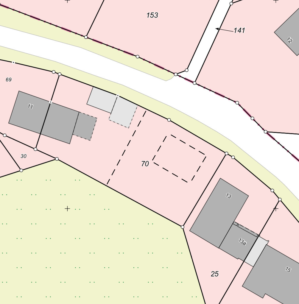 Lageplan eines Baugrundstücks mit Parzellen, Straßenzug und Gebäuden.