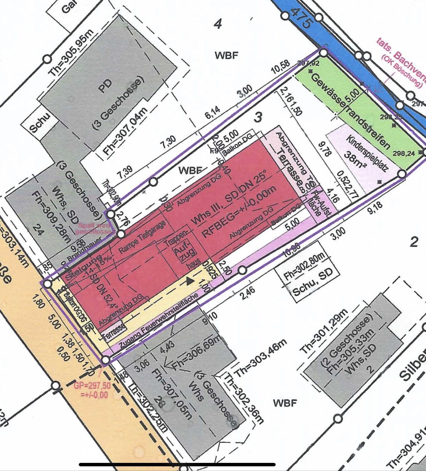 Lageplan eines Gebäudekomplexes mit pinkem Bereich und Wegen.