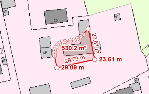Grundstücksplan: roter Umriss, Fläche 530.2 m²; Seiten ca. 29 m; angrenzende Gebäude.
