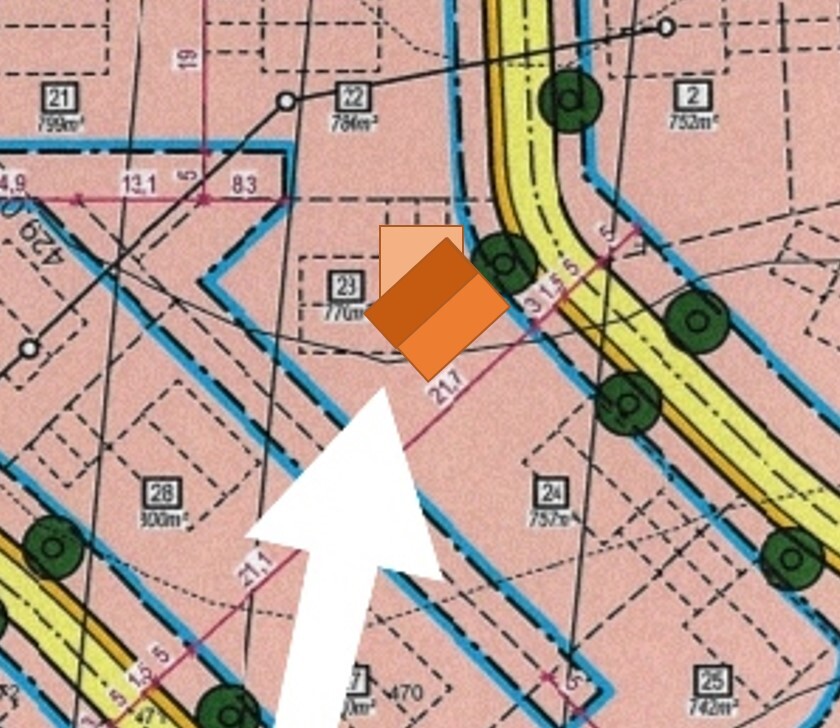 Kartenabschnitt mit gelber Straße, blauen Grenzlinien, Parzellen, grüne Kreise, orange Diamantmarker