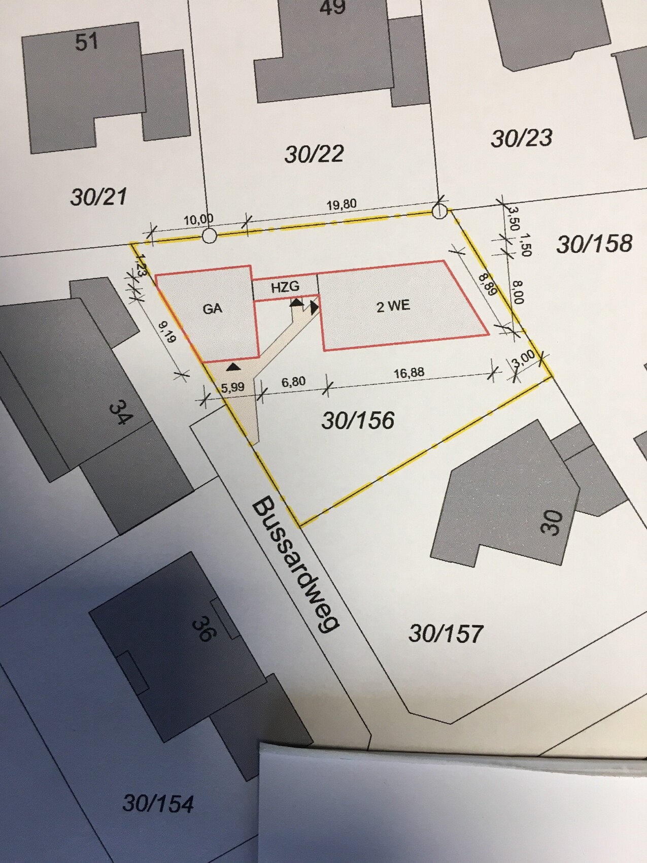 Lageplan Grundstück 30/156: roter Gebäudebereich GA und 2 WE, gelbe Grenzlinie.
