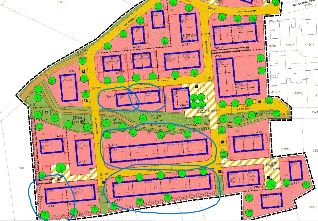 Bebauungsplan: farbige Zonen, blaue Rechteckgebäude, grüne Bäume und Straßen