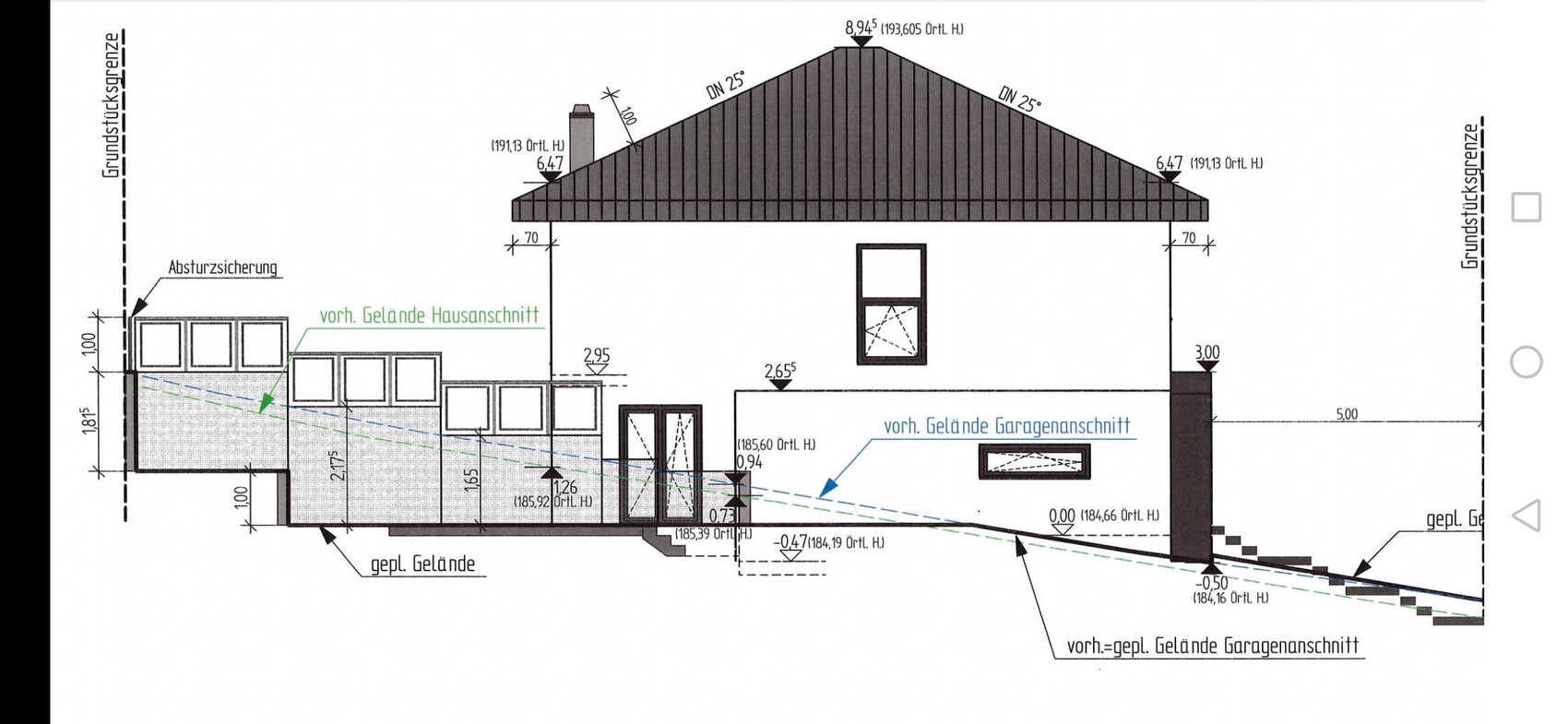 Querschnittszeichnung eines Hauses mit Satteldach, Fenstern, Tür und Garage, Maßangaben.