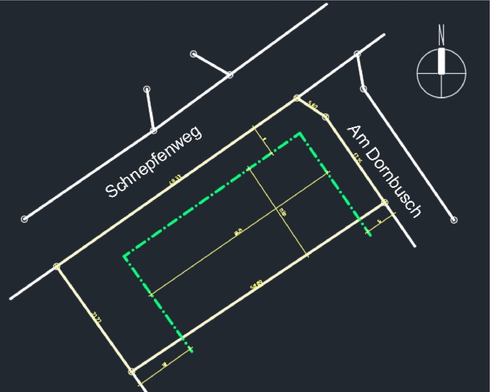 CAD-Zeichnung einer Straßen-Skizze mit Maßlinien, grünem Rechteck und Nordkompass.