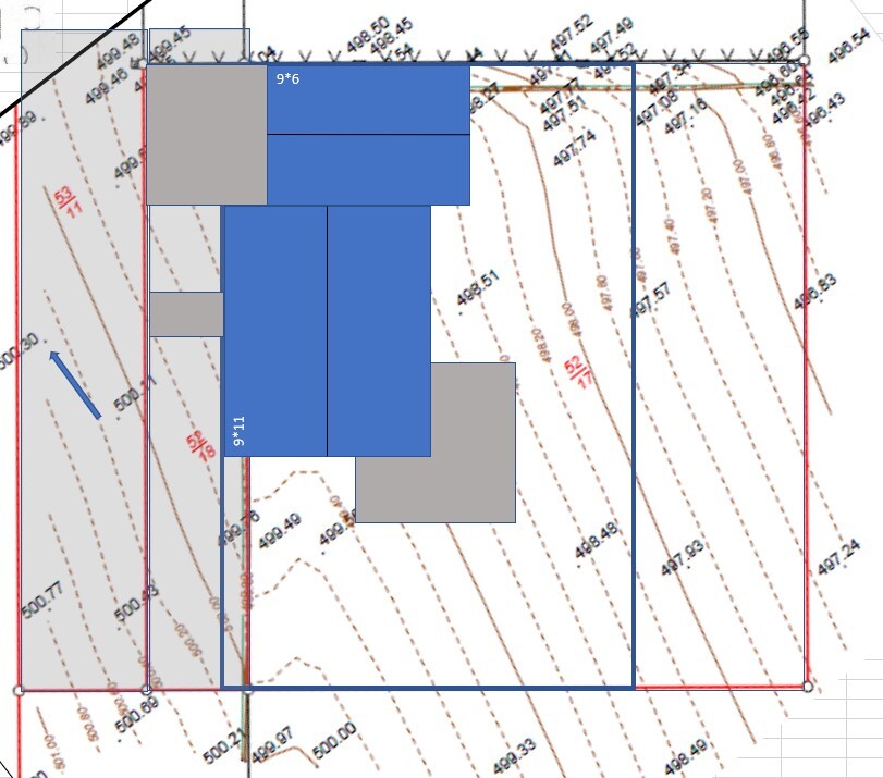 Grundrisskarte mit blauen Rechtecken als Gebäude, grauen Flächen, Konturlinien im Hintergrund.