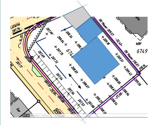 Lageplan: Grundriss mit zwei blauen Gebäuden, Parzellenränder und Maßlinien.
