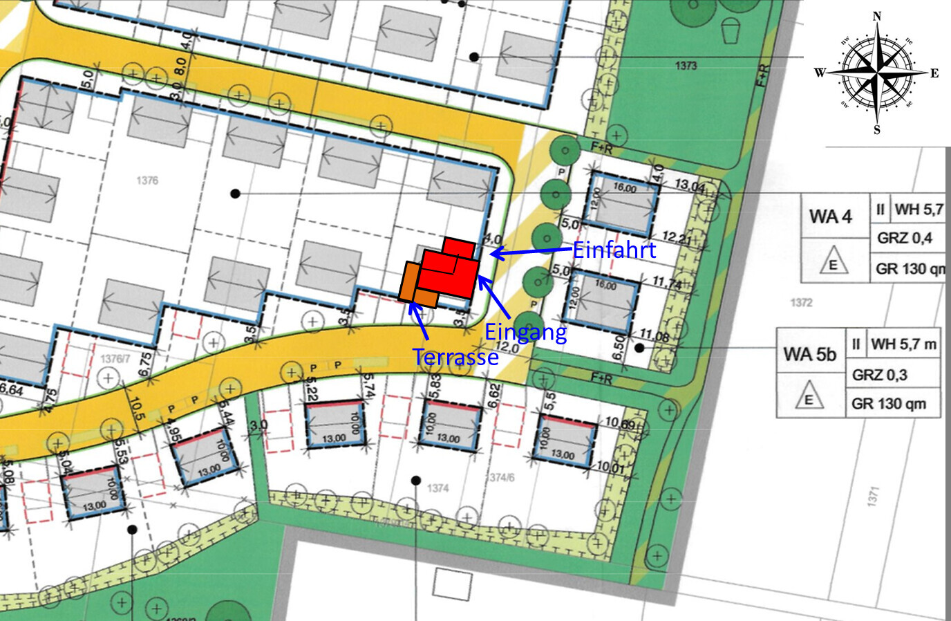 Lageplan eines Wohngebiets: gelbe Zufahrt, roter Gebäudekomplex am Eingang mit Terrasse, Grün.