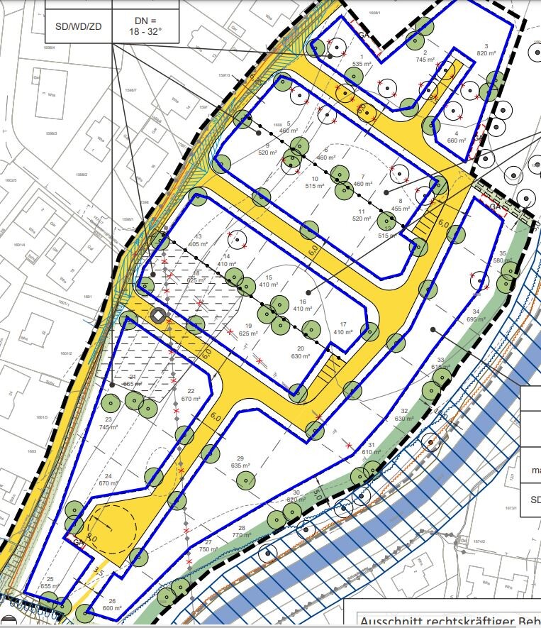 Lageplan eines Baugebiets mit Straßenführung, Parzellen, gelben Wegen und Bäumen.