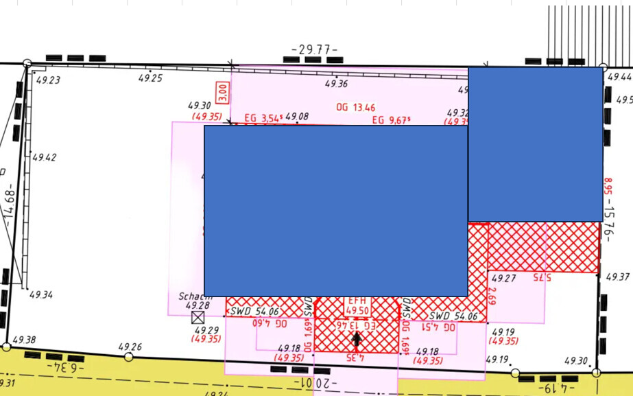 Lageplan eines Baugrundstücks mit zwei großen blauen Gebäudeblöcken und roter Schraffurzone.
