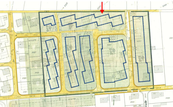 Stadtplan mit blau umrissenen Gebäudekomplexen innerhalb gelber Straßen; Pfeil oben markiert.