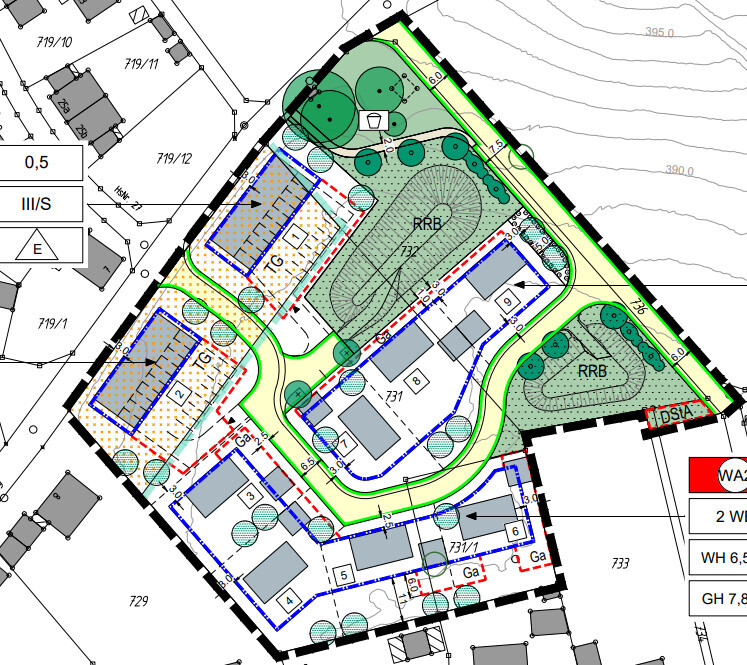 Lageplan eines Bauareals mit Gebäuden, Wegen, Grünflächen, Bäumen und Geländekonturen.