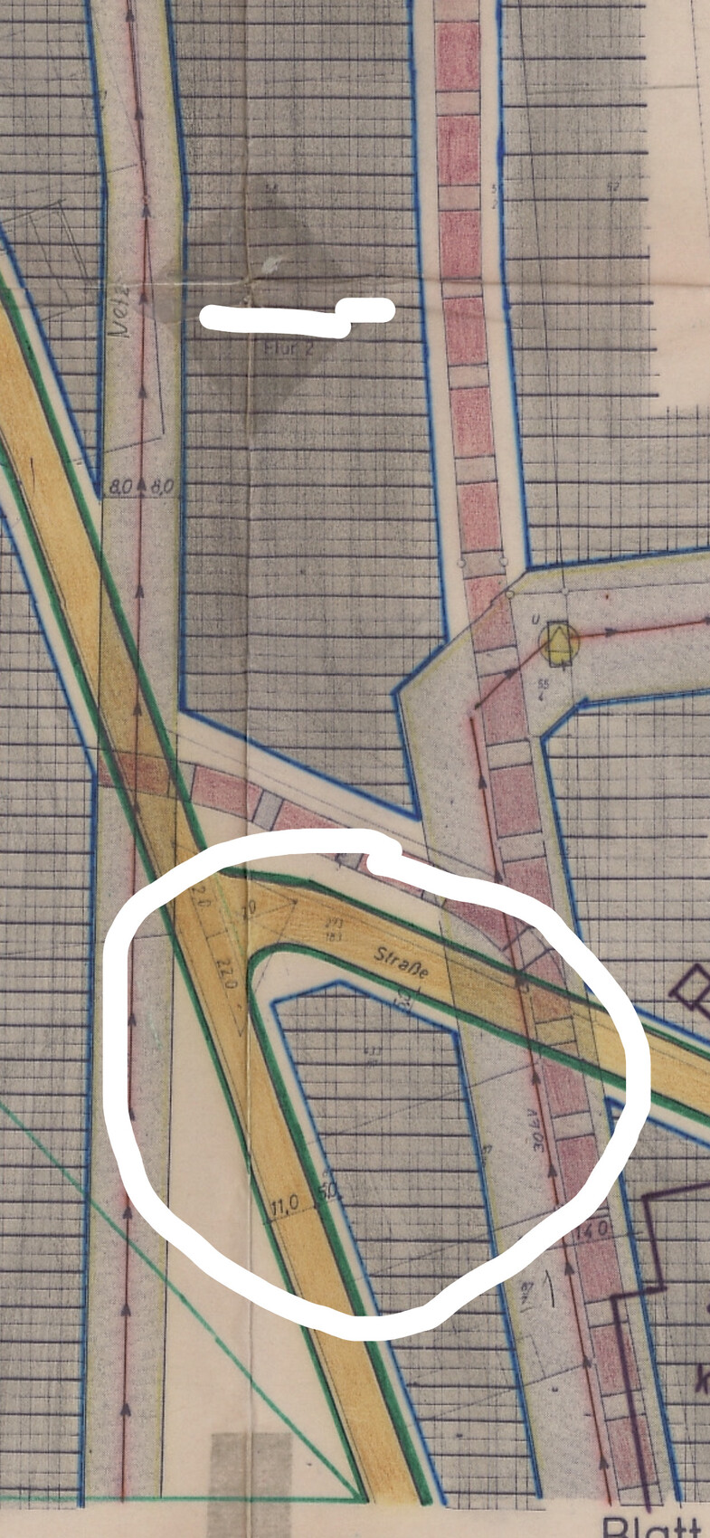 Verkehrsplan: mehrfarbige Straßenkreuzung mit gelber Hauptstraße, grünem Rand und blauem Umriss.