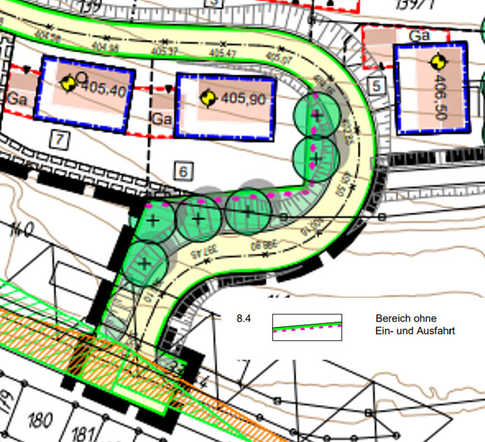 Straßenbau-Plan: Kreisverkehr, Gehwege, Bäume, Markierungen und Höhenlinien.