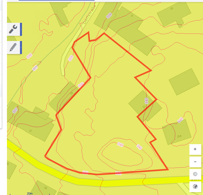 Kartenansicht mit rotem Parzellenumriss auf gelbem Hintergrund, umliegenden Straßen und Gebäuden.