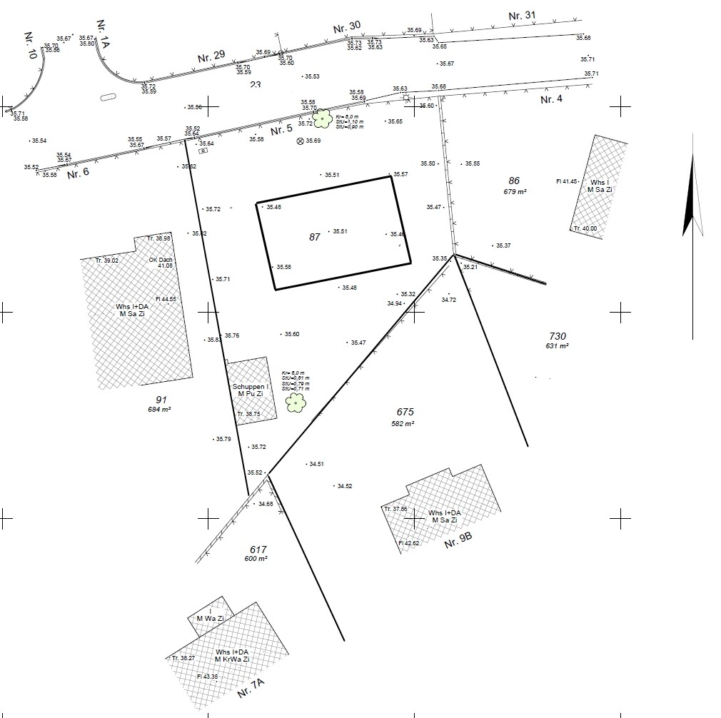 Lageplan eines Baugrundstücks mit Parzellen, Straßenverlauf und Gebäudestrukturen.
