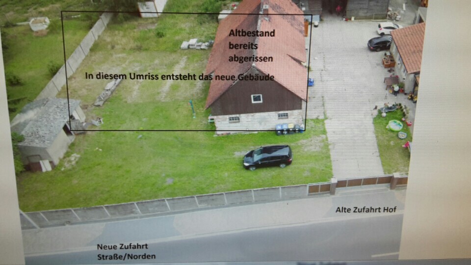 Luftbild zeigt Umriss des neuen Gebäudes, altes Bestandsgebäude sichtbar und Zufahrt.