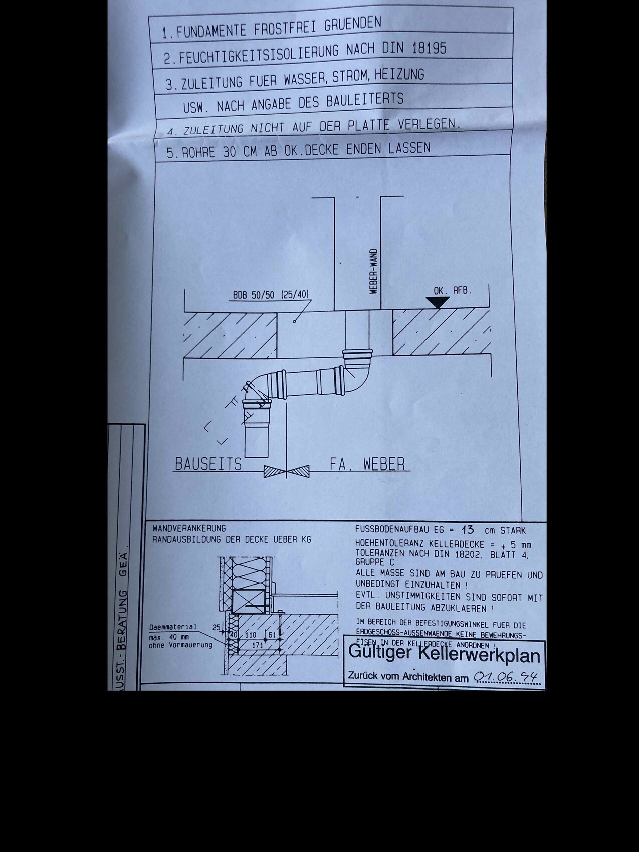 Technischer Kellerplan mit Rohren, Abfluss, Wanddurchführung und Beschriftungen.