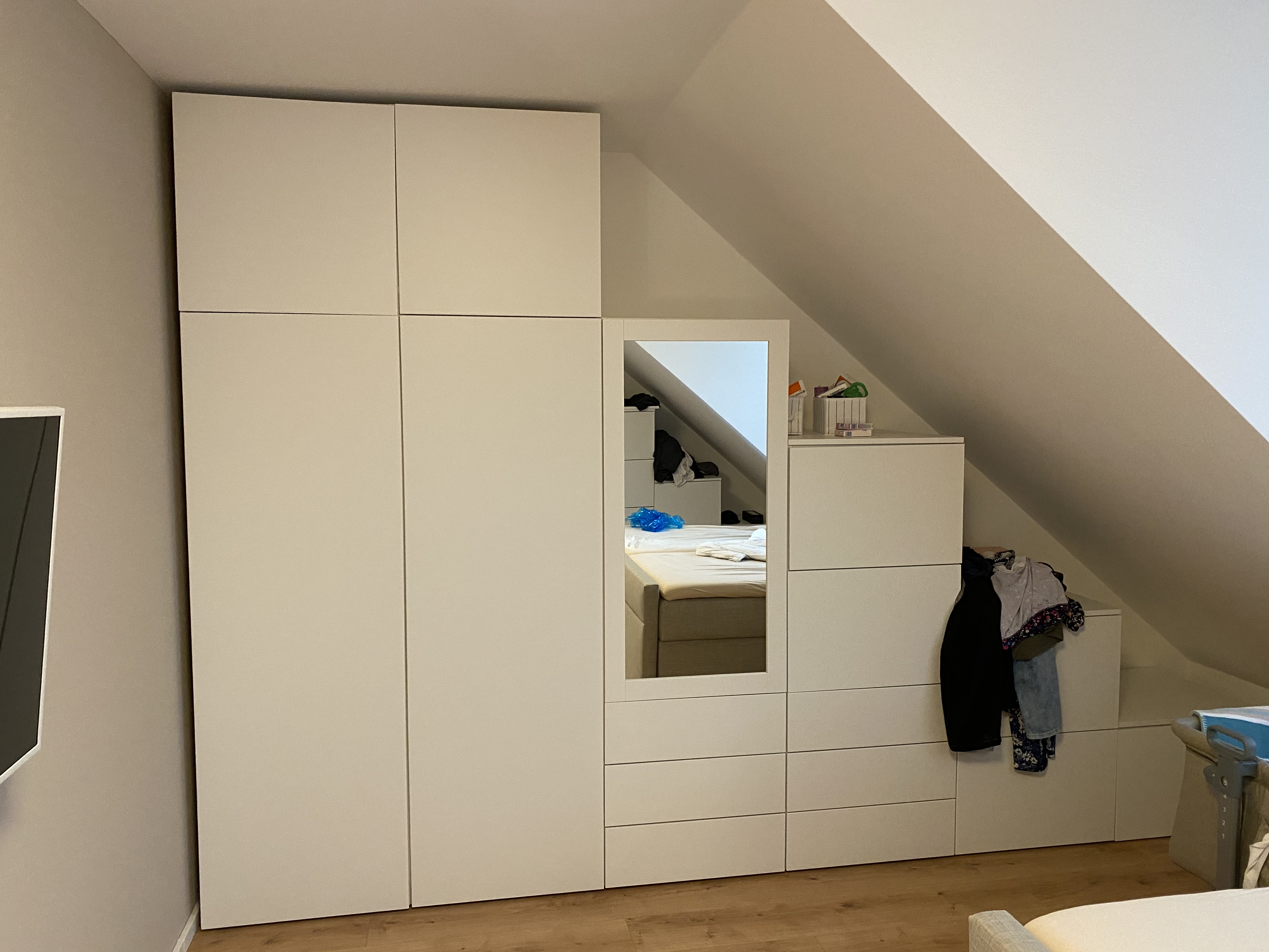 gute-loesung-fuer-schlafzimmerschraenke-in-dachschraegen-422426-1.jpeg