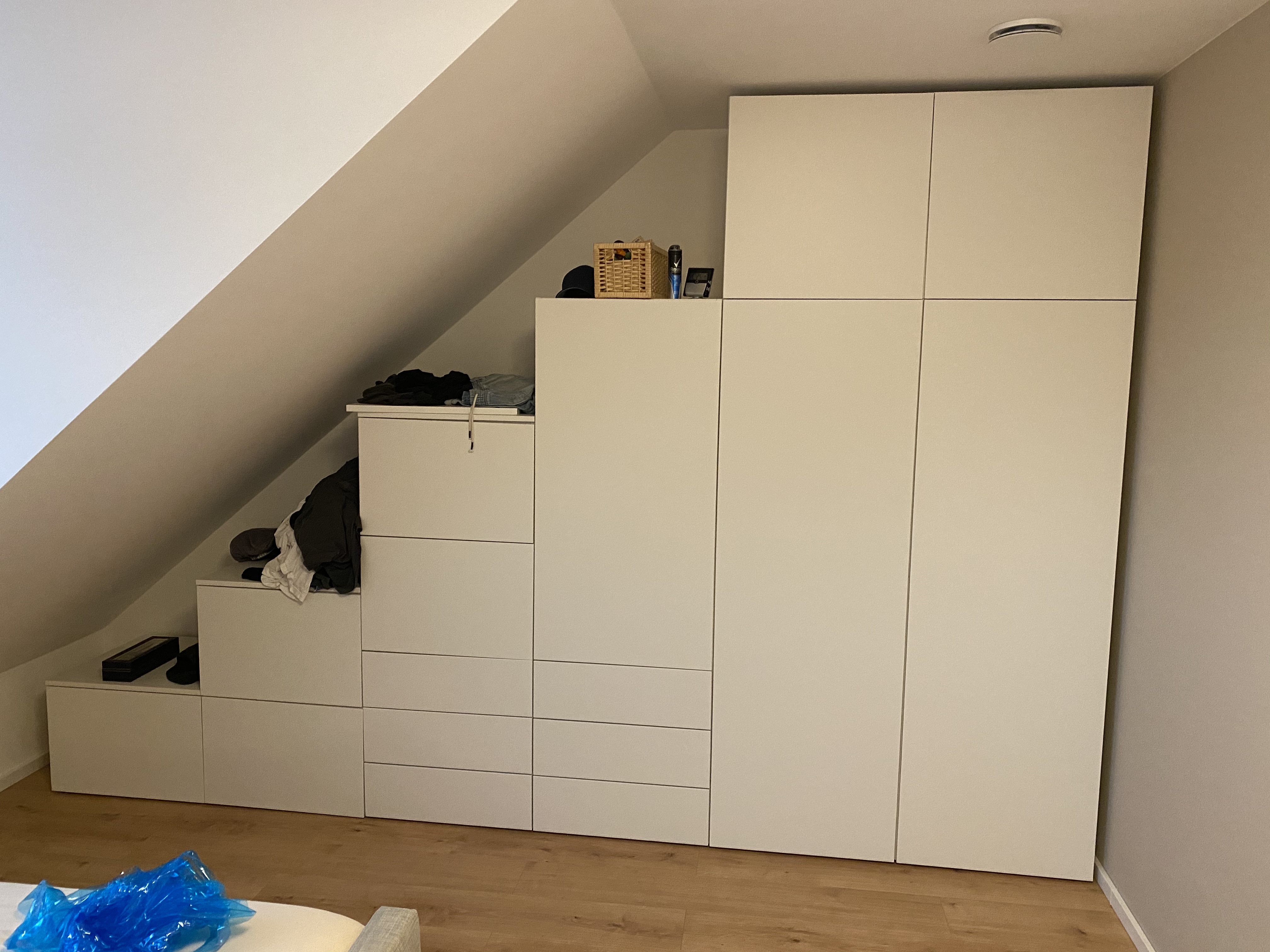 gute-loesung-fuer-schlafzimmerschraenke-in-dachschraegen-422426-2.jpeg